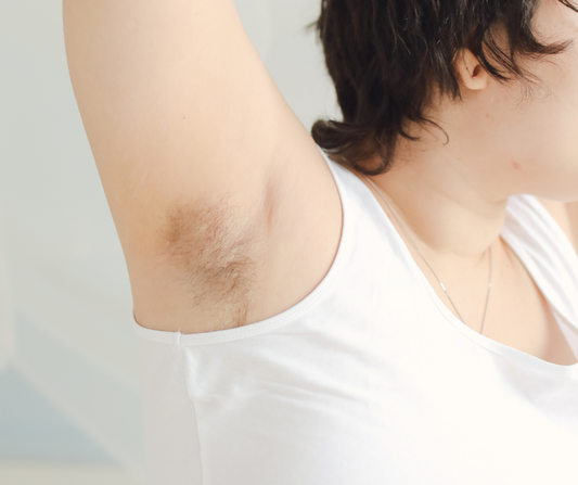 Healthy underarm with no irritation—representing the results of using baking soda free natural deodorant. Gentle, effective, made in the USA.